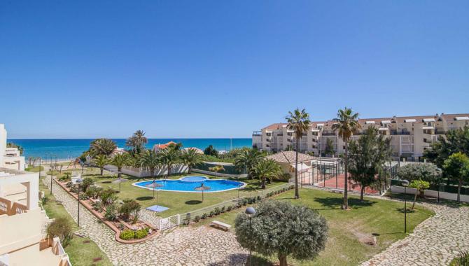 Primerísima línea de playa y urbanización muy tranquila con salida directa a la arena.