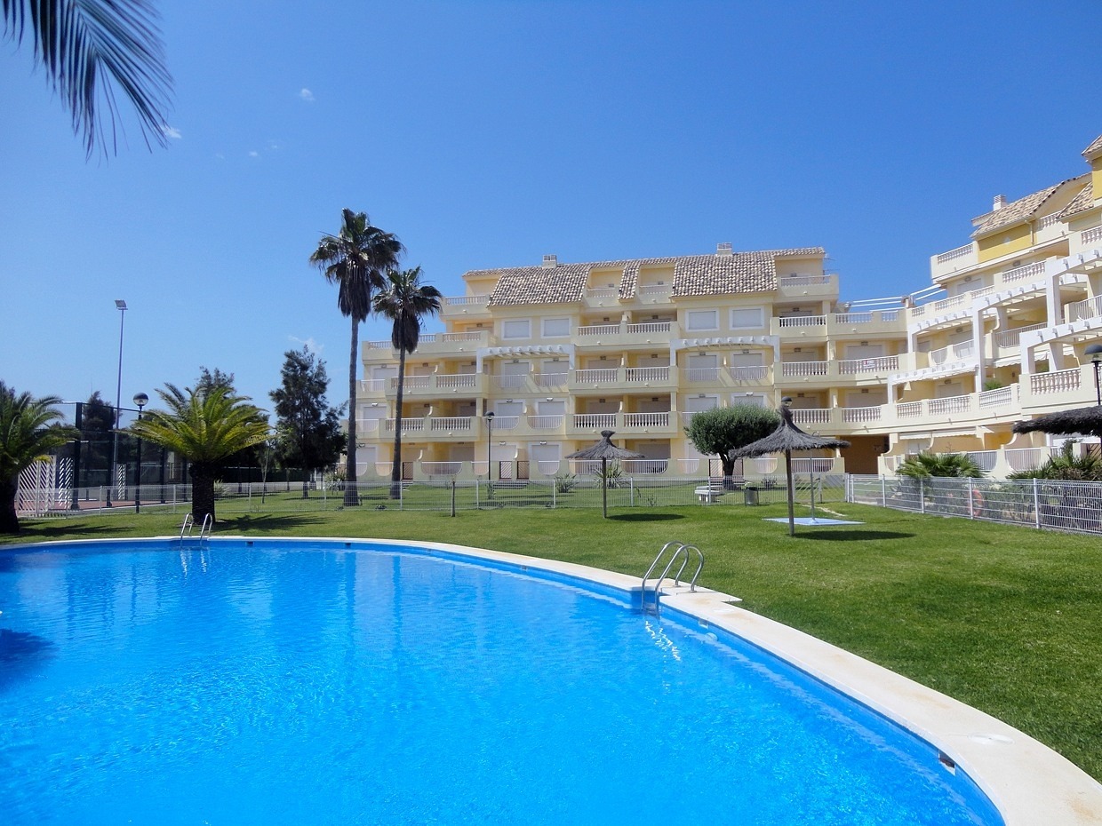 Primerísima línea de playa y urbanización muy tranquila con salida directa a la arena.