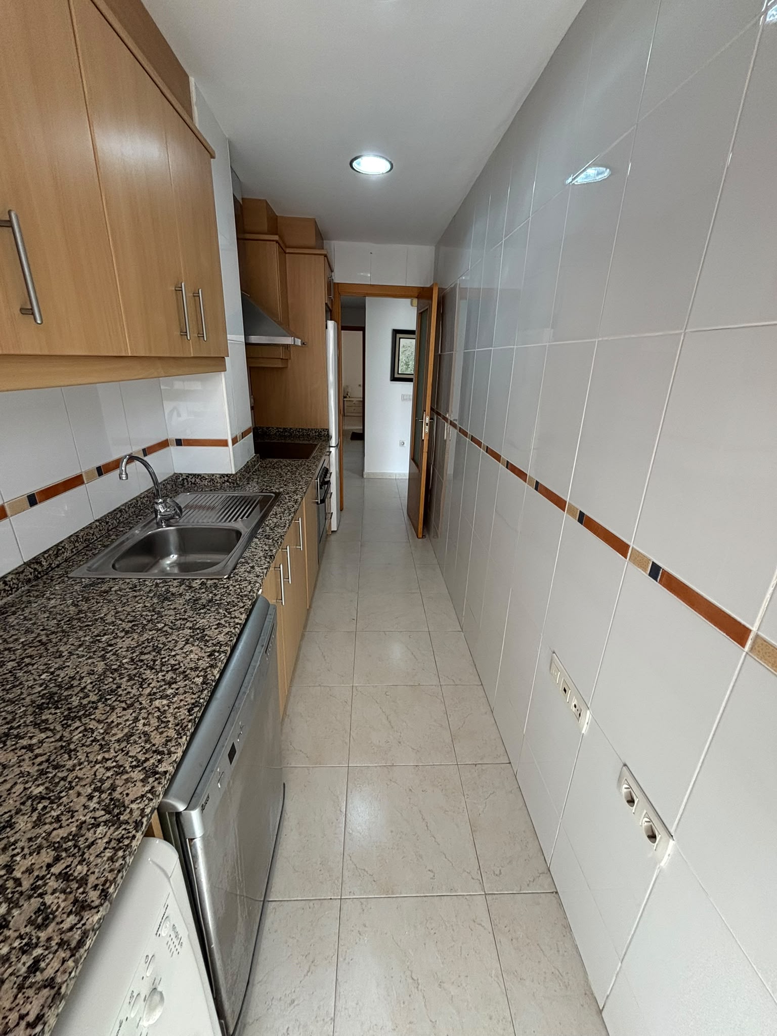 Piso céntrico y funcional a un paso de todo tipo de servicios en edificio de reciente construcción.