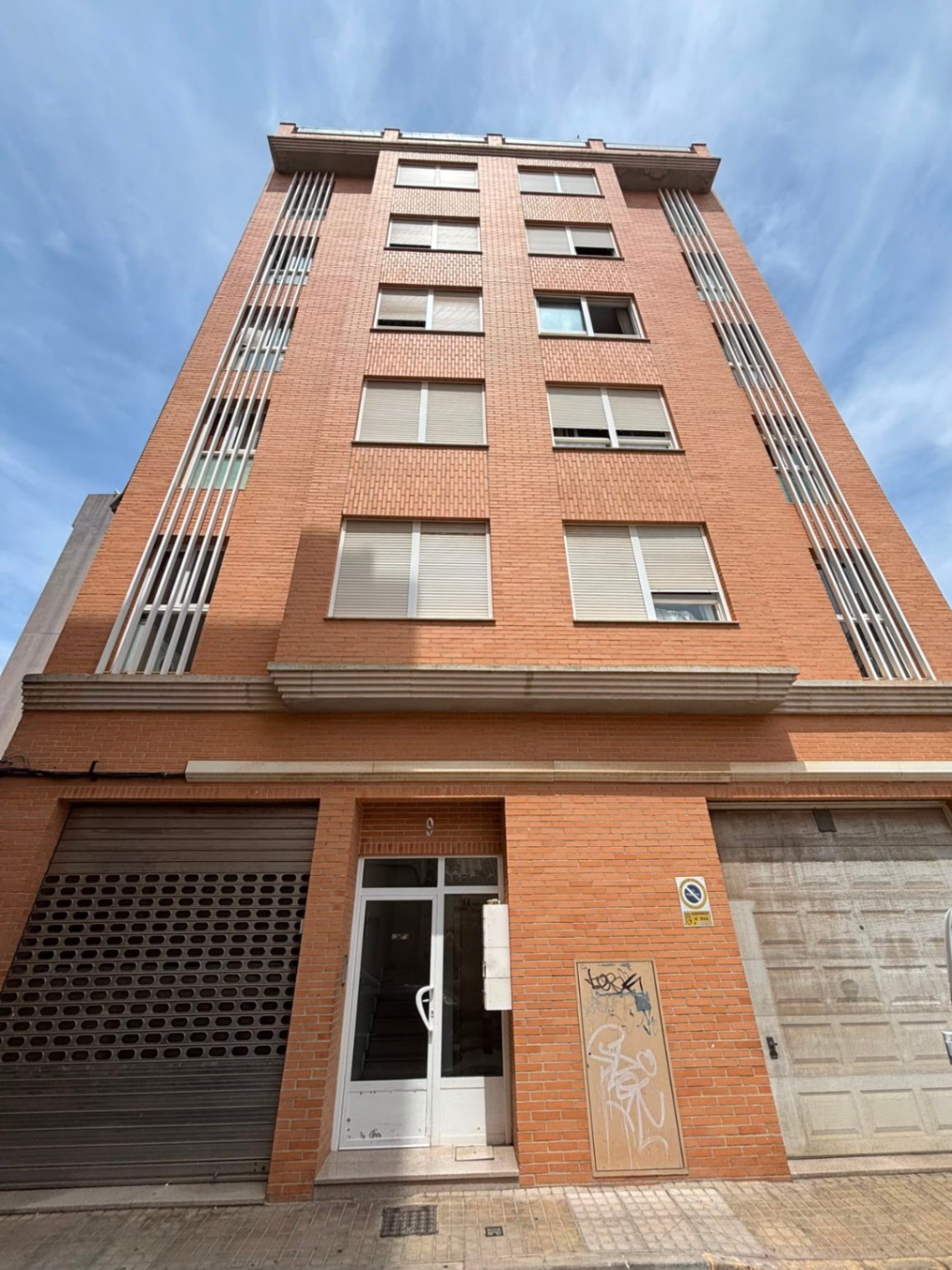 Piso céntrico y funcional a un paso de todo tipo de servicios en edificio de reciente construcción.