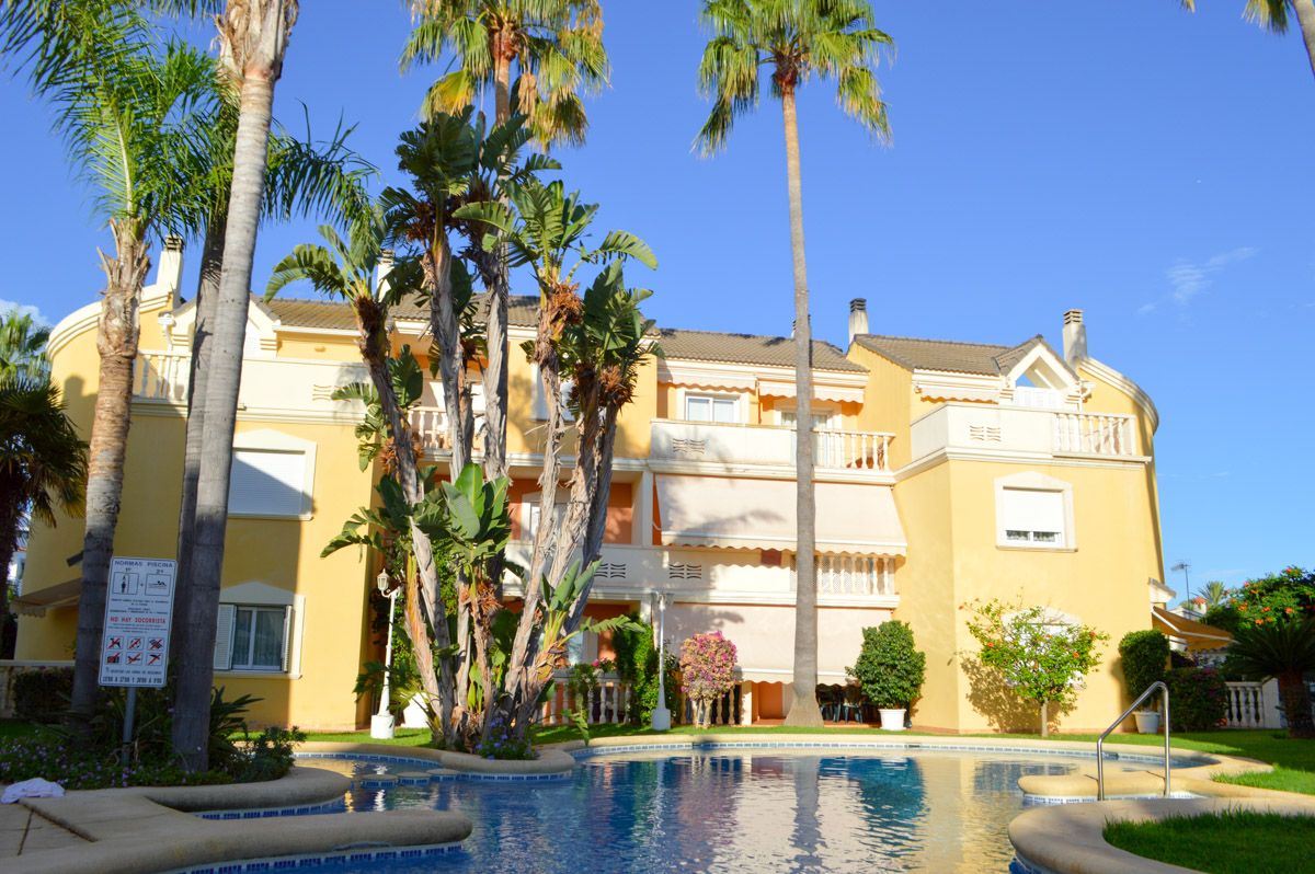 Magnificent townhouse next to the beach and close to the city. Very large garage.