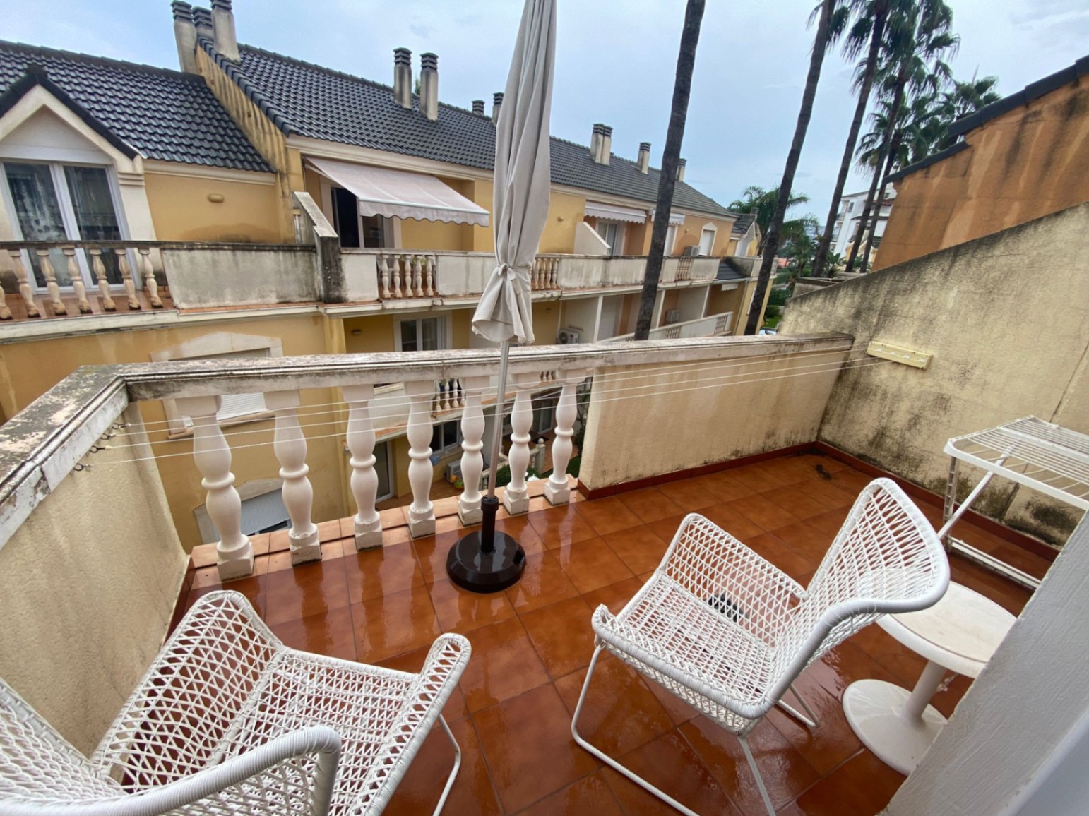 Magnificent townhouse next to the beach and close to the city. Very large garage.