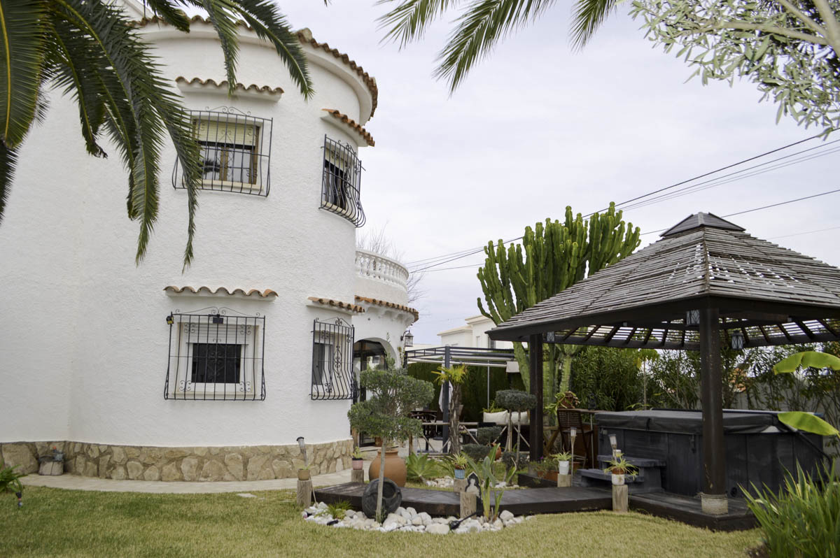 Villa à Els Poblets, ensoleillée, terrain d’angle de 600 m2.