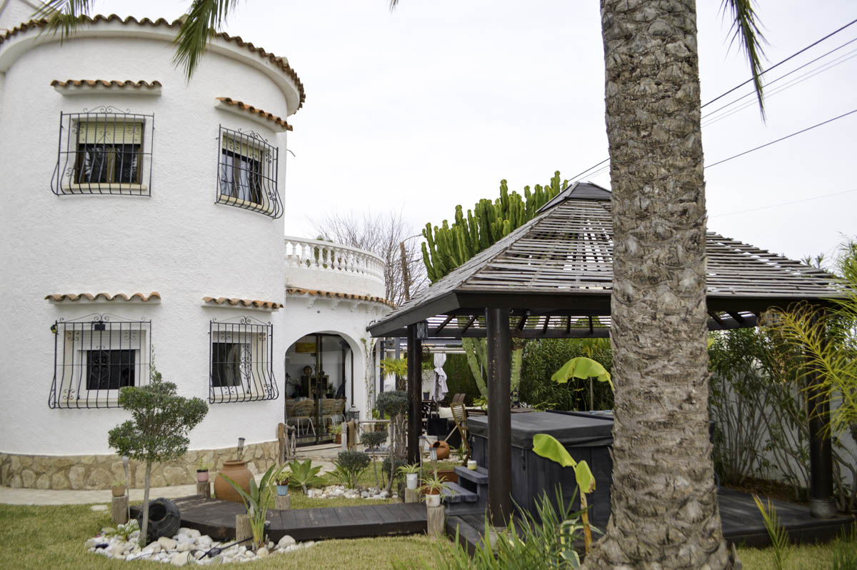 Villa à Els Poblets, ensoleillée, terrain d’angle de 600 m2.