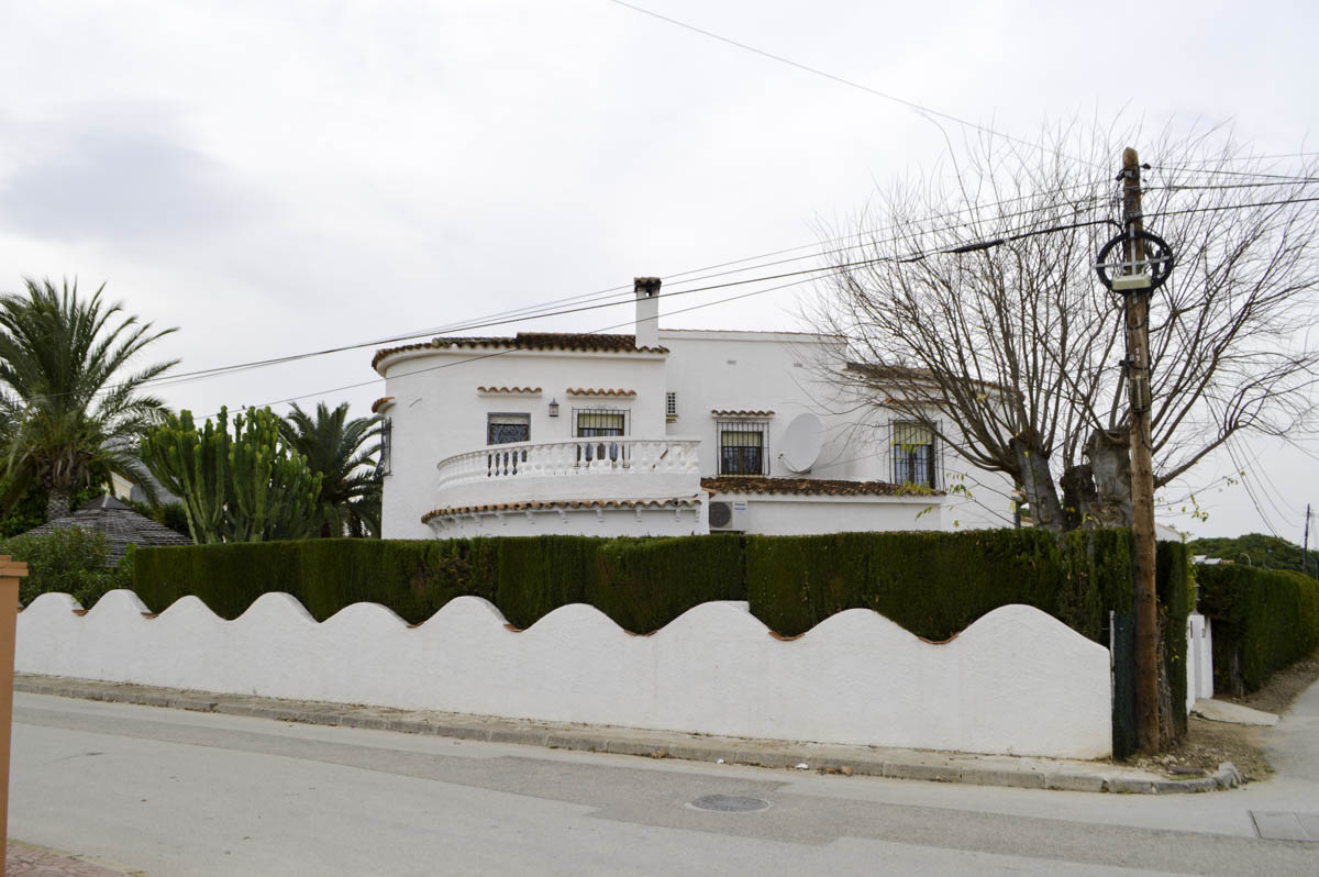 Villa in Els Poblets, sonnig, Eckgrundstück von 600 m2.